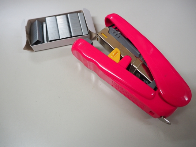 ガンタッカー 通販 ホッチキス ハンドタッカー タッカー ハンディ DIY 家具 修理 補修 催し物 イベント 工作 組立 強力 設営 展示会 :BACKYARD FAMILY ママタウン - 通販 - Yahoo!ショッピング