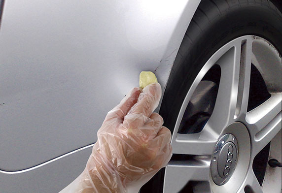 車の凹みはパテ埋め修理！DIYで修理できる？修理方法を詳しく解説Moonshot