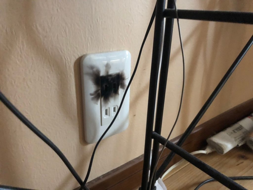 コンセントを差し込むとき光るのはなぜ？火花が出る原因と安全に使うための対策を解説電気工事レスキューセンタ