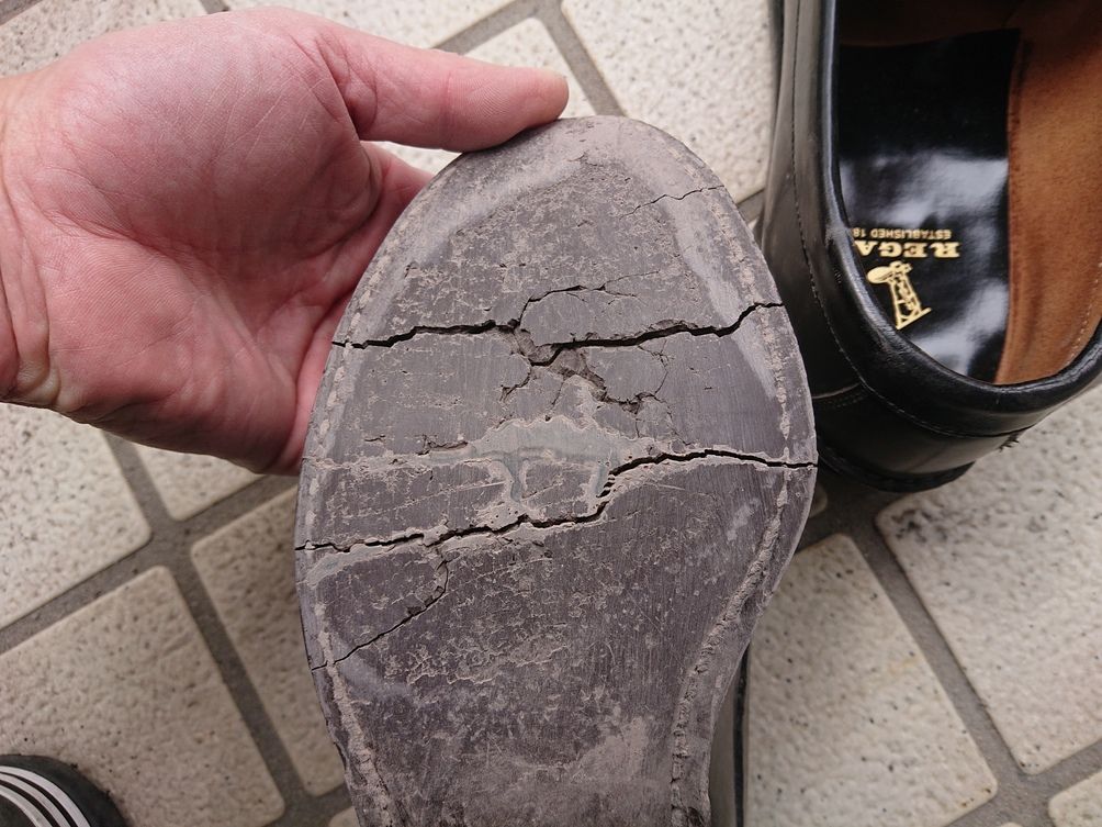 REGAL ゴム底のパッカン割れはオールソールで解決です！ - 靴修理、日々是修行