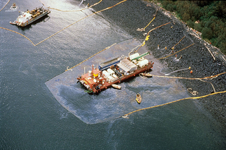 エクソンバルディーズ号原油流出事故 - YouTube