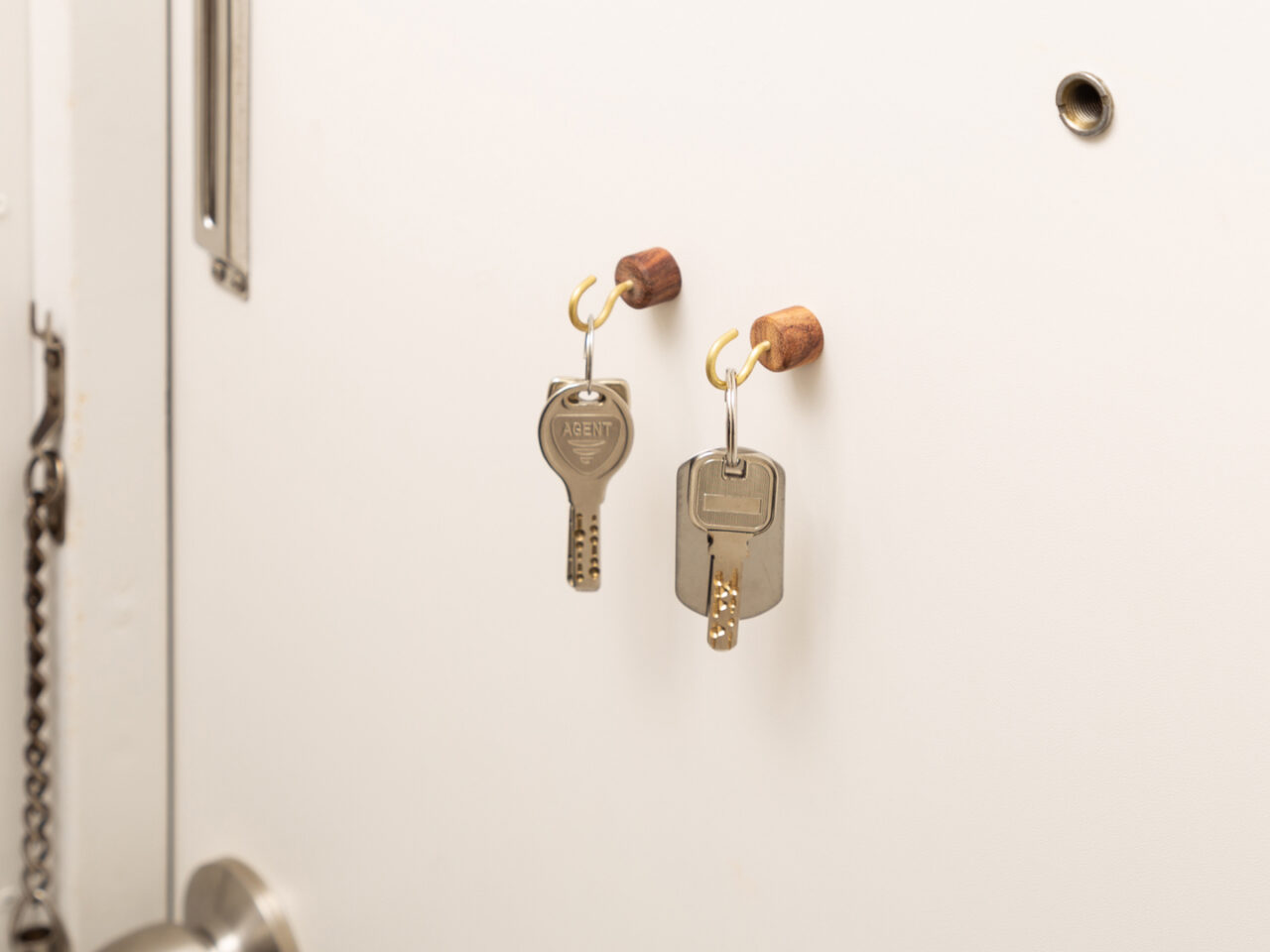 曲げる→かけるが楽しくなる！ ダイソー ユニークなヒト型フック - レタスクラブ