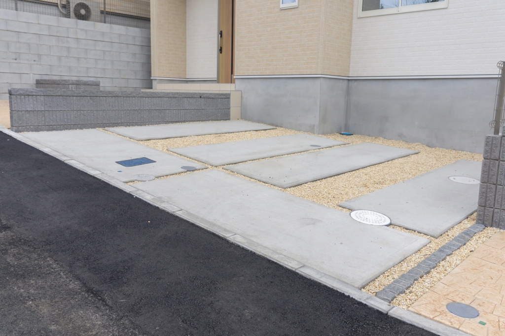 駐車場の目地に砂利を敷くデメリットとは？メリットと比較してみよう！生活110番