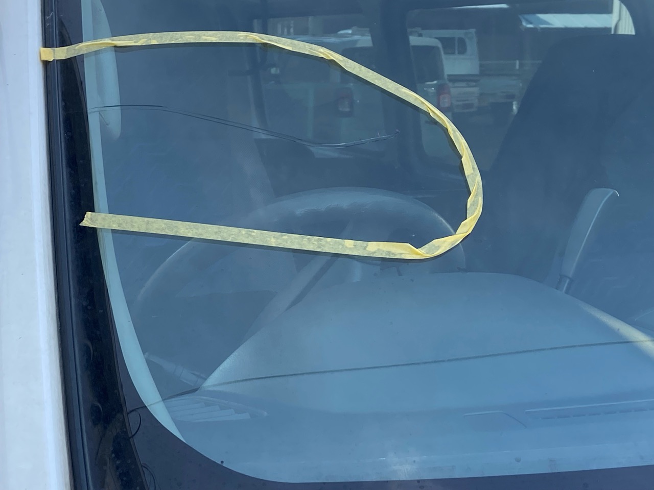 飛び石の被害で車両保険は使える？ - SBIの自動車保険比較 インズウェブ