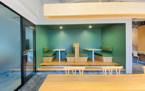 イマドキのオフィスには必須かも？！オフィス内「ファミレス席」大研究 前編 オフィスづくりのコツ アスクル みんなの仕事場