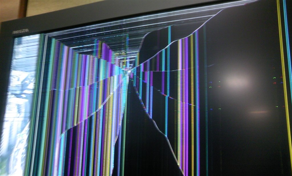 テレビの画面割れが家の 火災保険 で対応できたので詳細をレビュー致します。処分の時のテレビの初期化方法もご紹介！ガジェドン