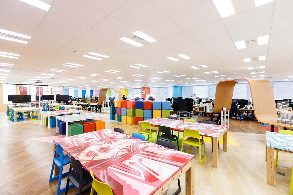 シンプルな会社ビル 白黒 イラストのフリー素材イラストイメージ