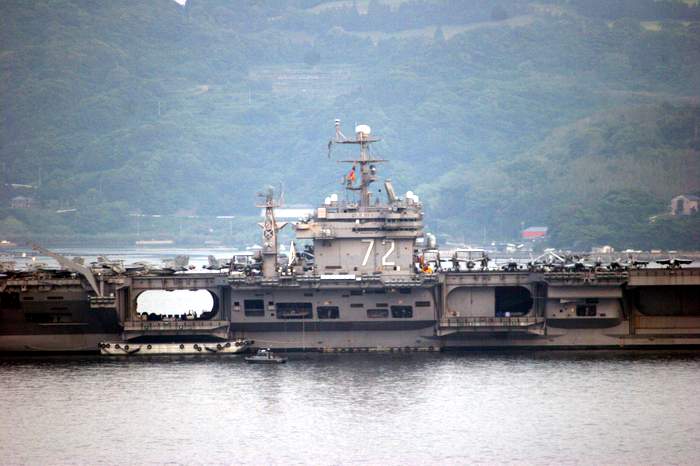 米空母「リンカーン」が横須賀に！ 艦載機満載の激レア姿がご当地クルーズからばっちり見えたカヌレ スズキ