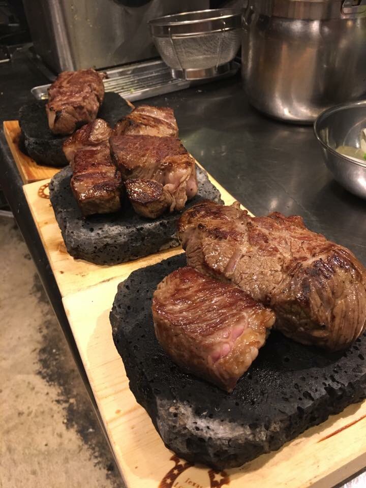 福岡いぬグルメ 46TEXAS LONGHORN FUKUOKA 諸事情により閉店されていたテキロンさんが移転オープン！行かねば行かねばと思っておりましたが、ようやく行けました🐕 この日はボリューム満点のハンバーグにさらにからあげをトッピング！口の中で肉汁が溢れ出し、お肉の