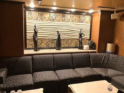 藤沢駅改札外いあるおにぎり屋さん 「ほんのり家」 初めて買って食べけど 全然「ほんのり」しないし美味しくない 価格はコンビニの倍以上フィルムは剥がしにくい OKストアーのおにぎりの方が価格も安いし味もいい、食べやすい と感じているのはじぶんだけだろうか