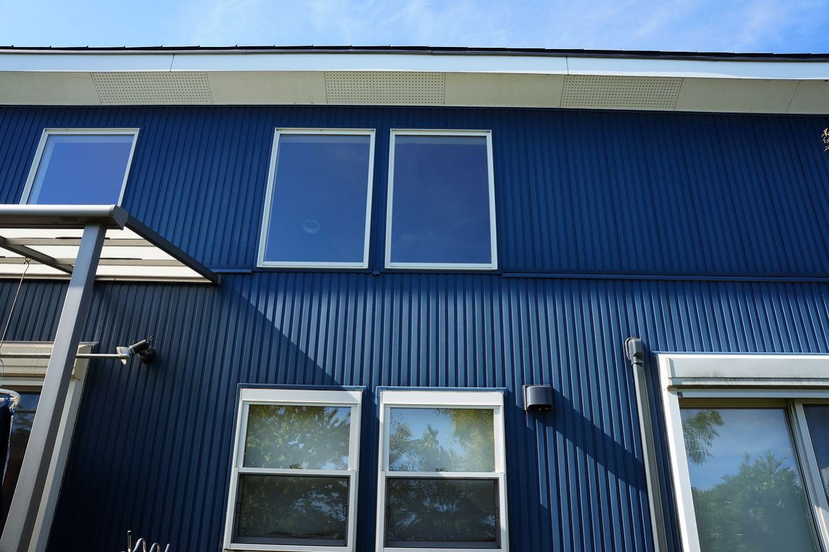 外壁をきれいに 塗装よりも長持ち ガルバリウム鋼板小波張り工事リフォーム事例 施工 例 福知山市のリフォーム専門店住まいの困りごとなら何でもヨネダリフォームに相談