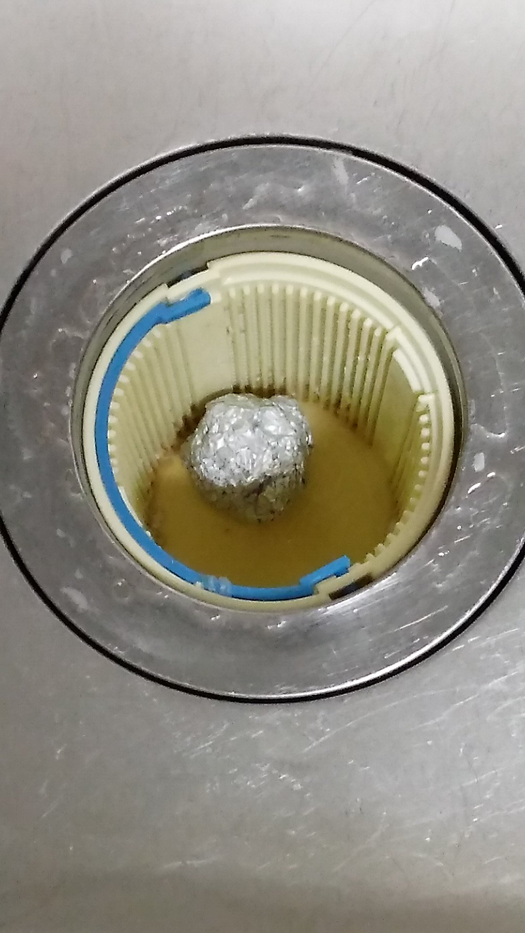 キッチン排水溝のぬめり予防にはアルミホイル？使い方や原理など解説