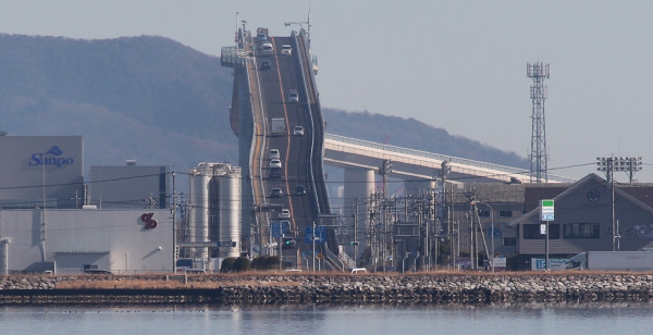 島根の「ベタ踏み坂」がインスタで脚光、海外でも人気に でも実際に撮ると あれ？ 「あの写真」をモノにしたい記者が現地で試行錯誤まいどなニュース