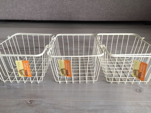 100均「ショッピングバスケット ミニ」の商品情報とサイズ・収納例。セリアで販売 4977425203445