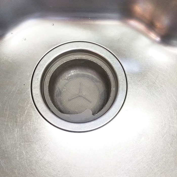 丸めたアルミホイルで!?シンクと排水口をきれいに保つ2分間の掃除術ESSEonline エッセ オンライン