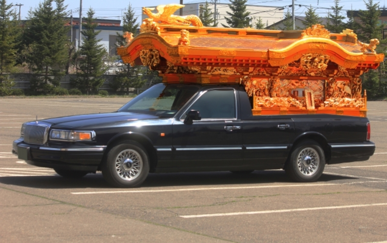 霊柩車の話。 今、米津と言えば米津玄師さん。 でも、私みたいに業界25年もいると米津と言ったら「米津工房」。 宮型霊柩車 の時代、業界シェア７、８割を占めていた霊柩車製造メーカー。 弊社も何台もお世話になりました。 今は倒産してしまいありませんが。 事務所を