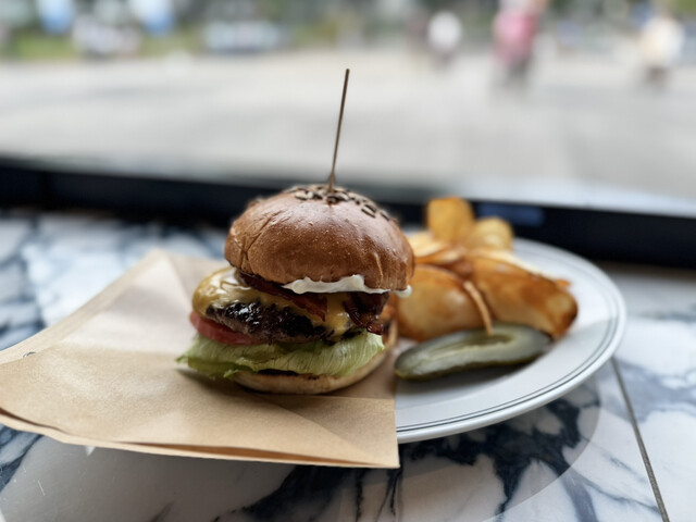 常に何に対しても感想を聞かれるんですけど。 「ねぇ、ひいき目に見てどう思う？」 と聞かれて笑った。夫が少年すぎる @shupeiman