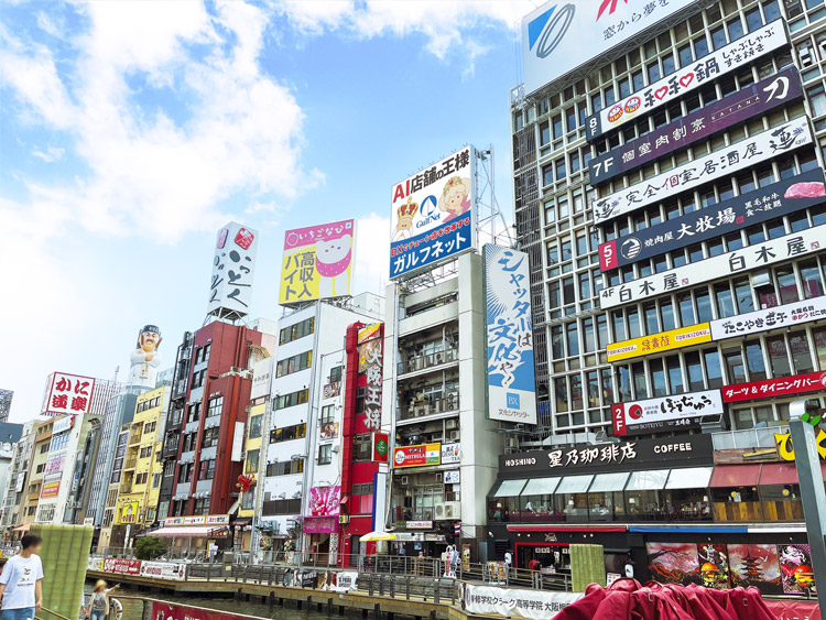 大阪市 道頓堀名物の巨大看板と飲食店街の写真素材84872486- PIXTA