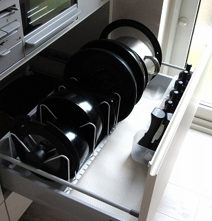 100均のブックエンドでキッチン整理術！「立てて収納」「吊るす収納」で空間を有効活用しまくっちゃおう『あたらしい日日』こんな時代のニューノーマルな暮らし方。食と農、生活情報をお届けします