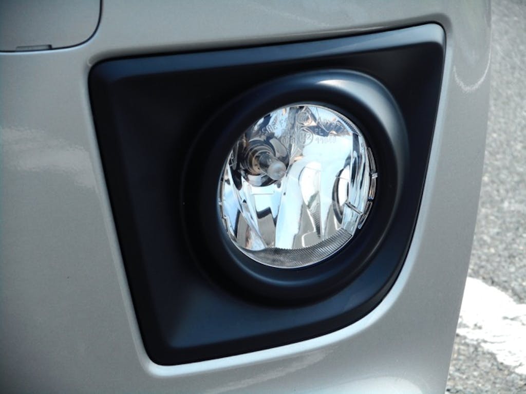 車のライトの種類とその役割とはON THE ROAD