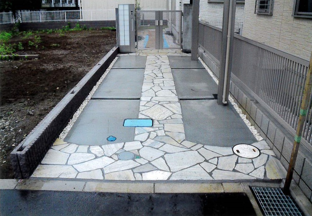 愛知県みよし市の雑木とスターバックスのような外構