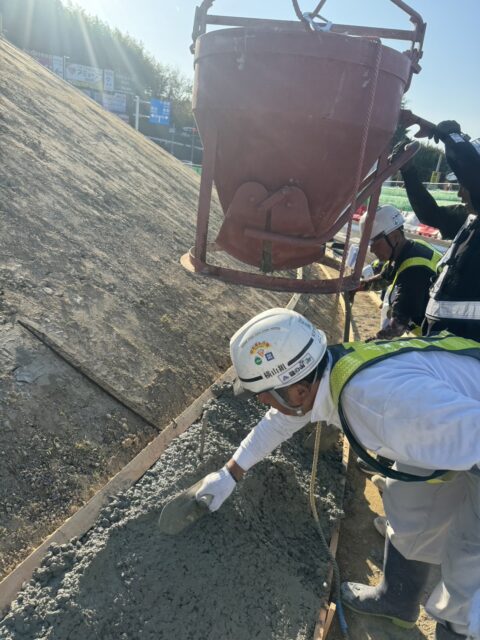 斜面の裾をコンクリートで均してホウキ目で仕上げ作業を施工しました