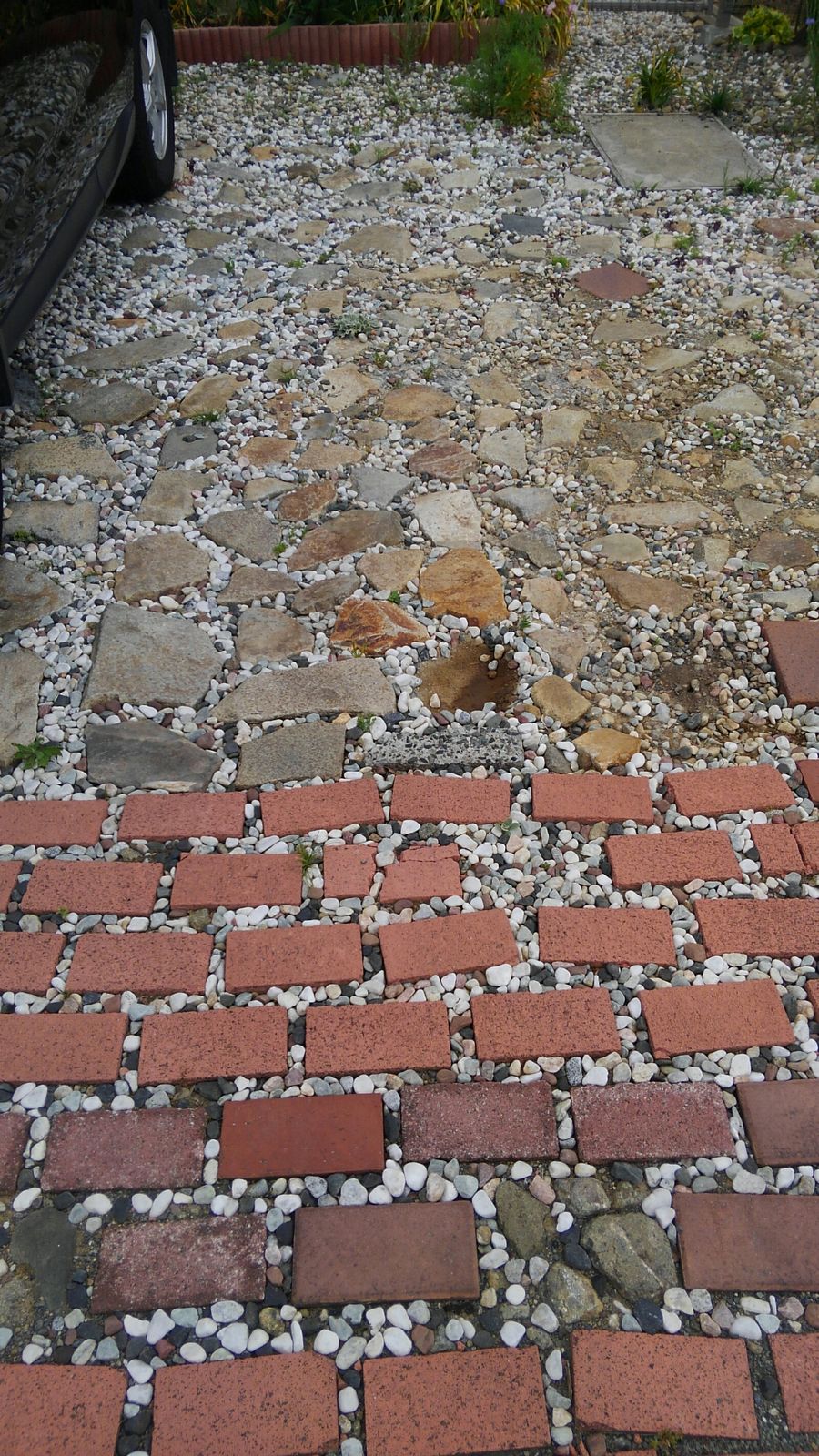 駐車場は何で作る？ コンクリート？レンガ？素材の特徴