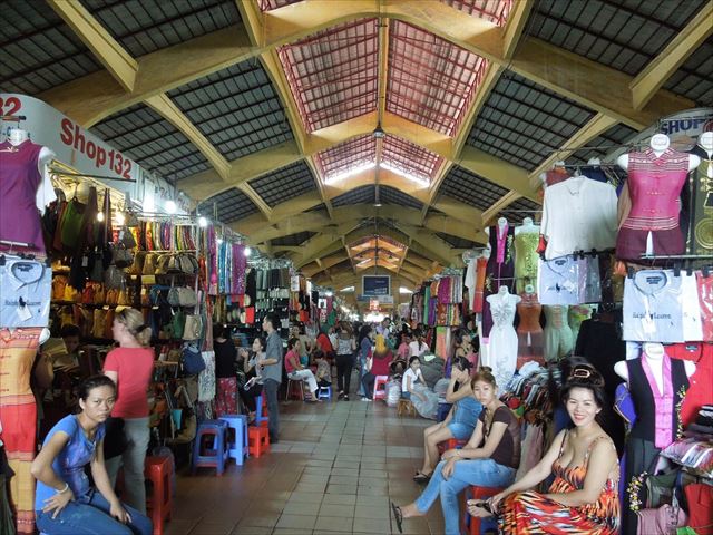 テトアオザイを着た若者たちがベンタイン市場で「チェックイン」