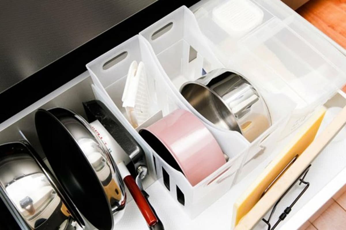 フライパンやフタ類を100均商品でコンパクトに収納！A4バインダースタンド2種の検証レポワーキングマザー的 整理収納 ＆ 北欧インテリア