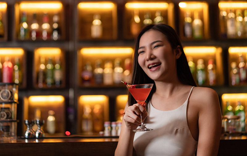 ガールズバーは女性客も来る！来店理由や接客対応のコツをパターン別に解説コンガルバイト