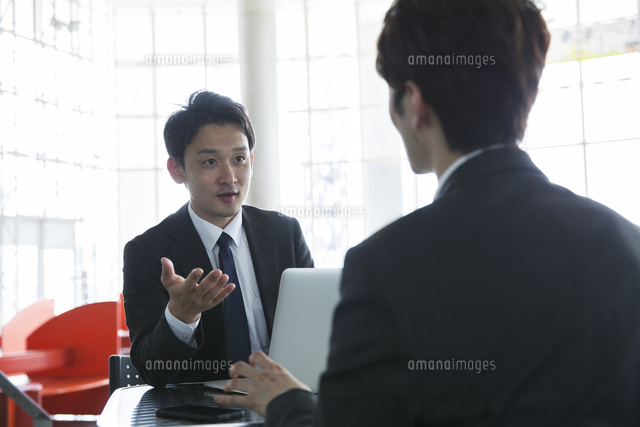 シーン別 スーツの基本Vゾーン4選。会議、プレゼン、肌寒い日、会食までアイテムLEON レオン オフィシャルWebサイト