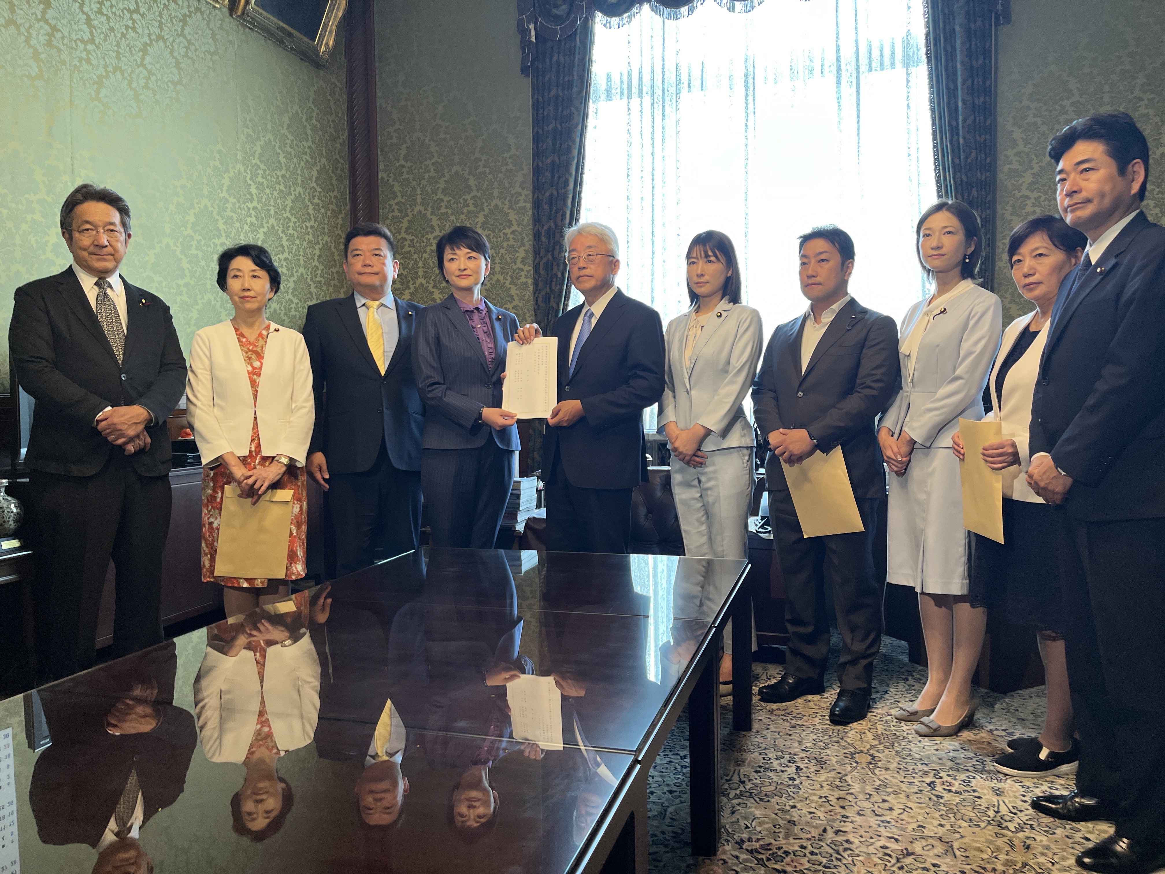 法案提出の1日に密着！ , 第213回通常国会にて、吉田はるみが筆頭提出者として「悪質ホストクラブ被害防止法案」を提出しました。,今回はその法案提出に密着🎥, 今国会での法案成立は叶いませんでしたが、悪質ホストクラブの問題について、引き続き全力で取り組んでまいります。,衆議院議員吉田はるみ杉並区東京8区立憲民主党衆議院悪質ホストクラブ悪質ホストクラブ被害防止対策