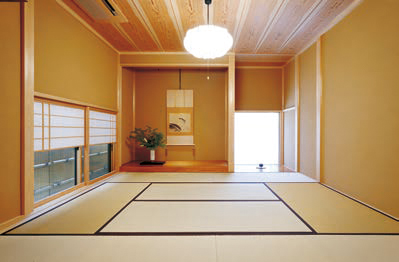 天井・壁ともにシナベニヤで目透かし張りに。 ※目透かしとは、和室の天井仕上げの一種で、天井板をぴったり継ぎ合わせないで、板と板の継ぎ目にすき間をあけて張る工法をいいます。＠岩倉の家リノベ事例和室シナベニヤ目透かしリノベーション愛北工務店AIHOKU