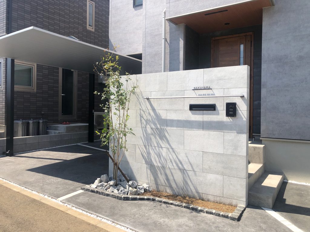 表札 戸建 一戸建て 門柱 対応 機能門柱用サイズ Metal Neo メタル・ネオ ステンレス NMPSS-N-292色ニッケルシルバー漢字・ローマ字:丸フォーク体 文字部:黒 デザイン部:緑 サイズ:130×130×1mm 約130g