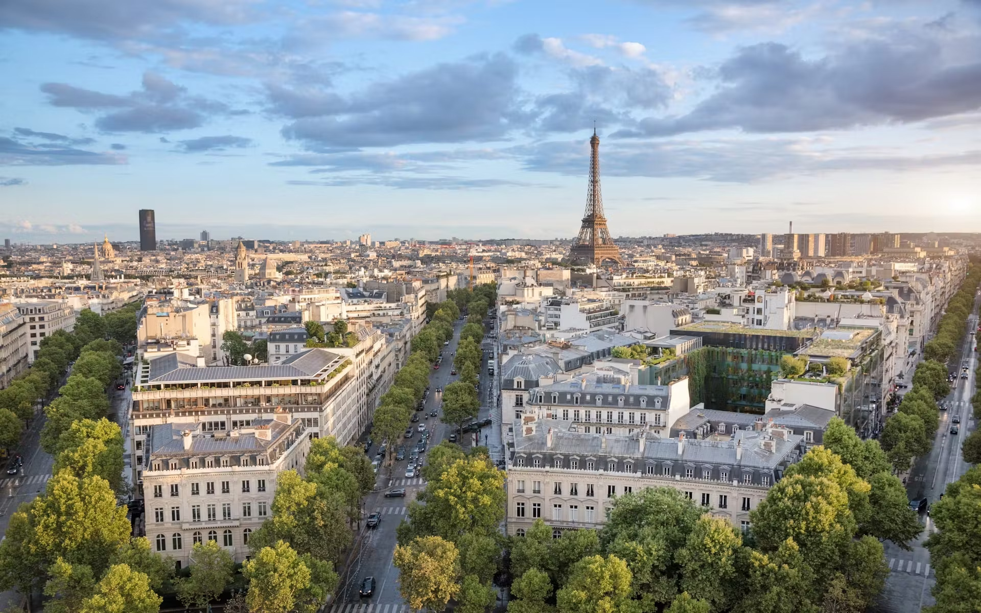 長者番付 4日に発表した毎年恒例の世界長者番付では、 フランスの高級ブランドグループ、 モエ ヘネシー・ルイ ヴィトン LVMH の ベルナール・ アルノー会長兼最高経営責任者 が推定保有資産額2110億ドル 約28兆円 で 初の首位