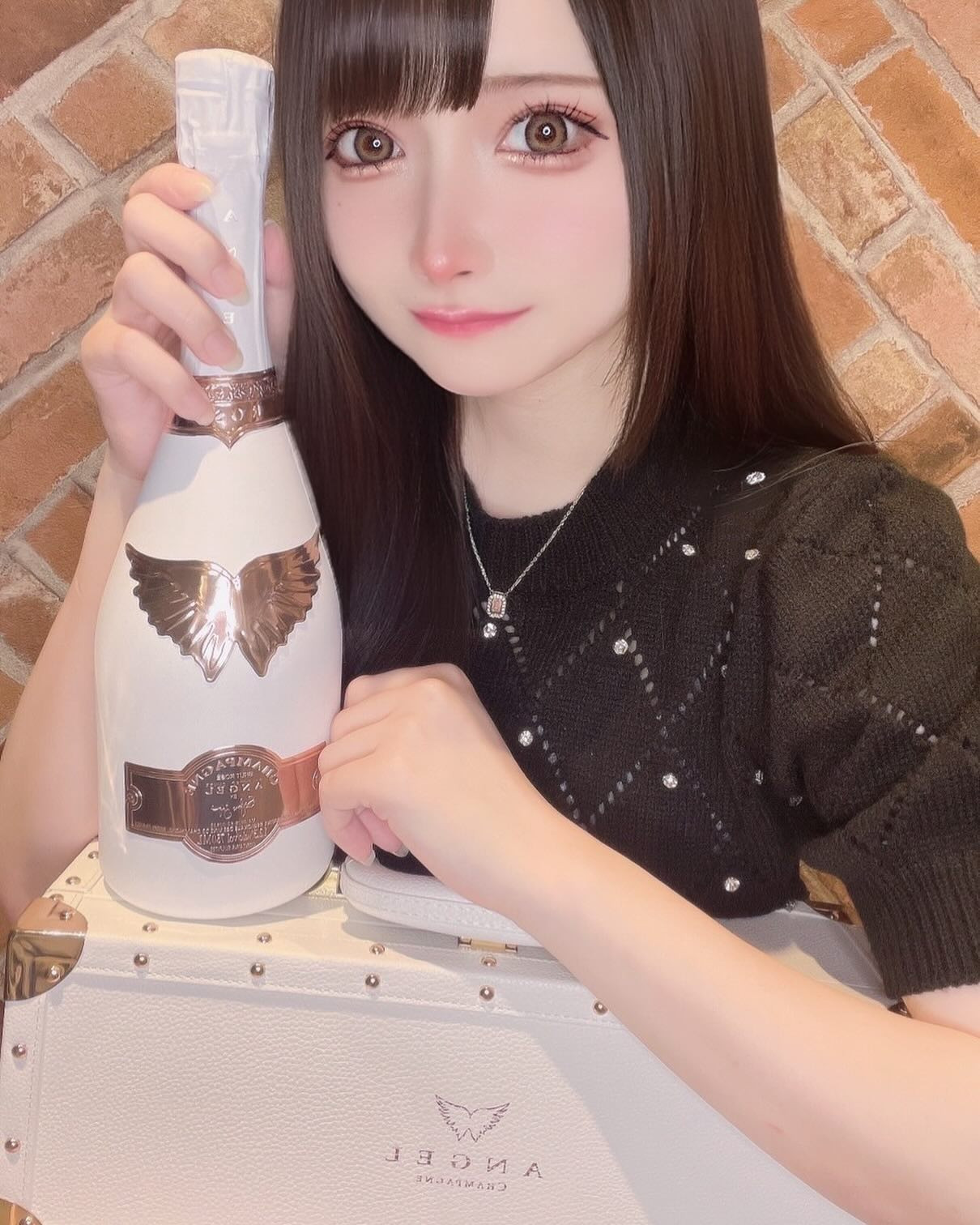 ホットニュース「ななせです🐱 2度目ましてのお客様からエンジェルホワイトいただきました🥂 ちゃんと全部飲み切ったよ🤍