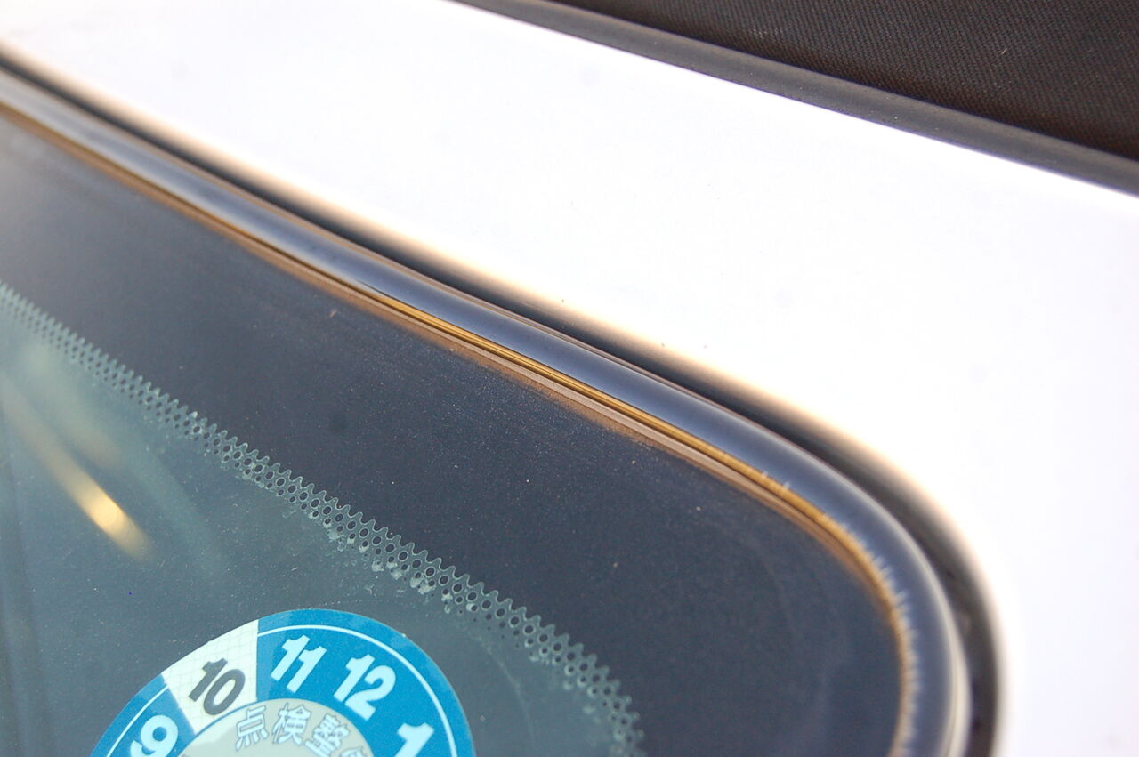 フロントウインドシールドガラスの劣化とその対策について