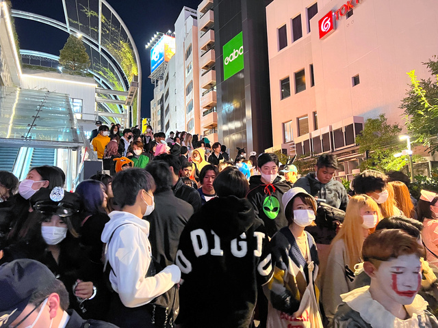 ハロウィーン本番 禁酒と警備強化 仮装の若者「去年より落ち着いた」 東京・渋谷