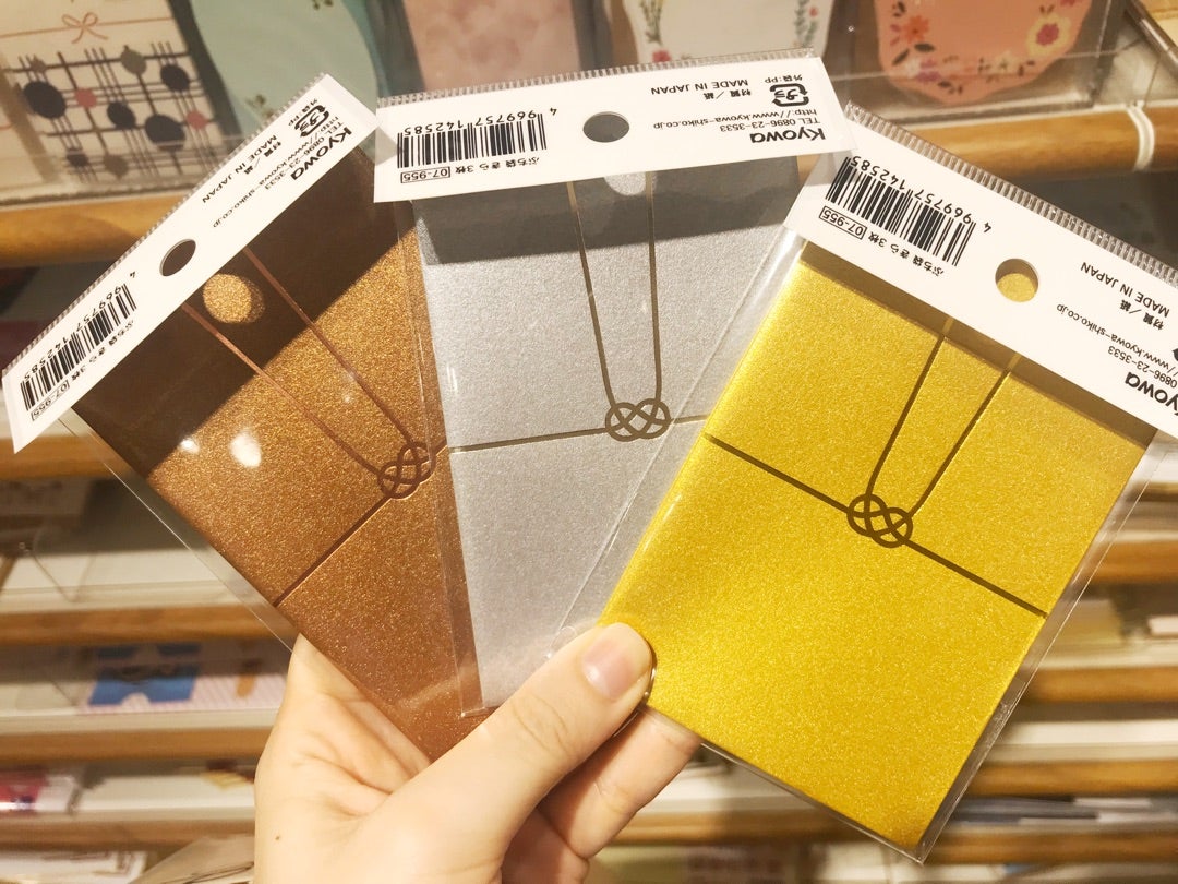 花嫁DIY . お車代封筒 . seriaの封筒に、 PowerPointで作った帯を普通紙にプリントアウトして、 まきまき可愛くできたと思う🧡 またまた自己満足🤣. seriaの封筒の色味が可愛く、 ランダムに渡したら可愛いかなーって思って3色に決めきれなかっただけ 笑