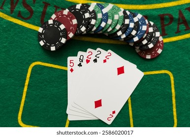 16, 17, 17年, 21, 22, カジノ, カジノチップ, カジノテーブル, カジノデザイン, カジノフロア, カラフル, ギャンブル,グリーンチップ, ゲーミングテーブル, ゲーム, チップス, チャンス, テーブルトップ, トランプ, ハイステークス, ポーカー, ポーカーチップ,ラウンド