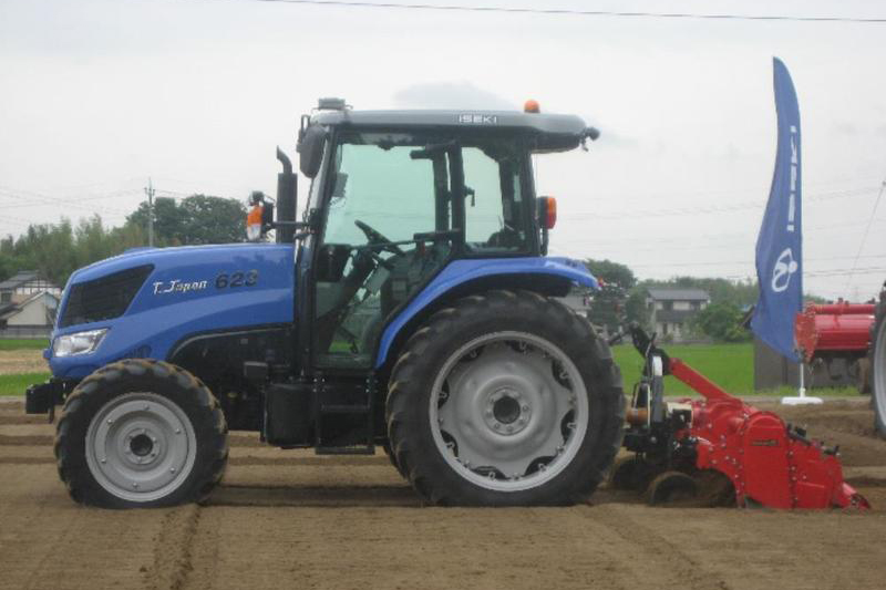 無人トラクター4台同時運転実験で作業効率の向上期待、帯広畜産大学らロボファン