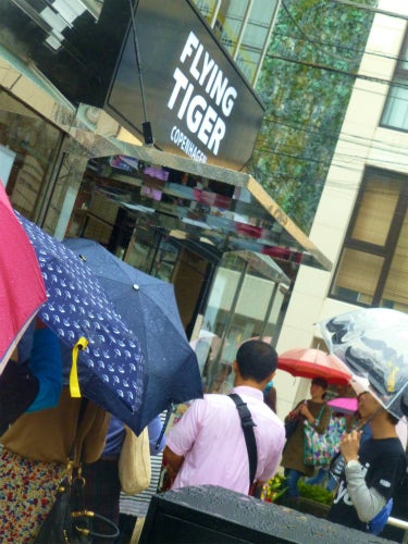 人気雑貨ストア「フライング タイガー」表参道店レポート - 年間アイテム約7,500種 - ファッションプレス