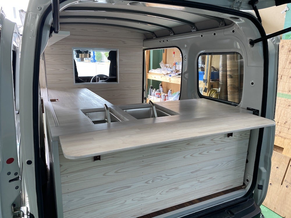 過去の製作実績：特装ハイエース救急車タイプ改造