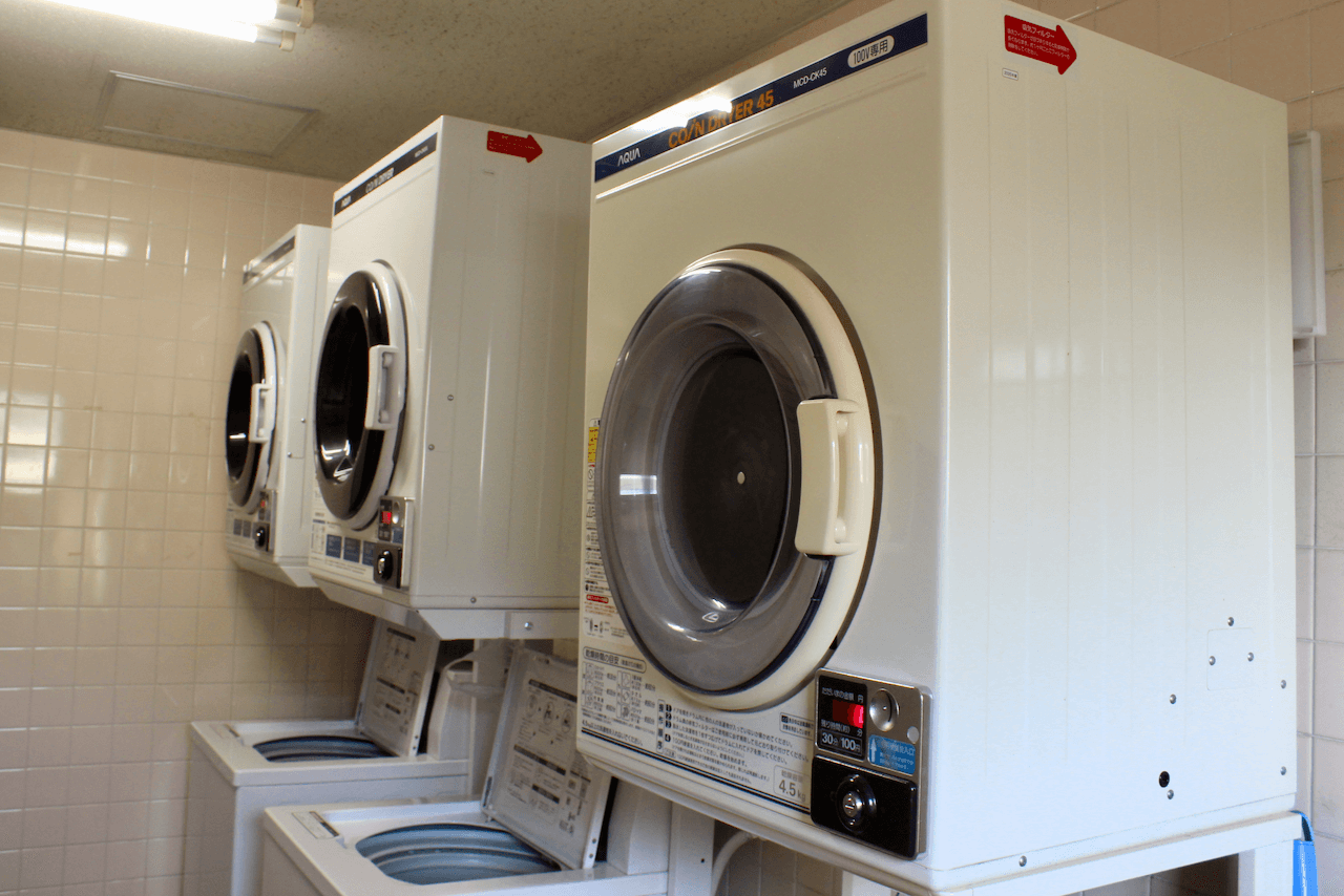 ホテル暮らしの「洗濯」ってどうする？ランドリーコーナーやコインランドリー、洗濯代行など使ってみた感想まとめgoodroom journal