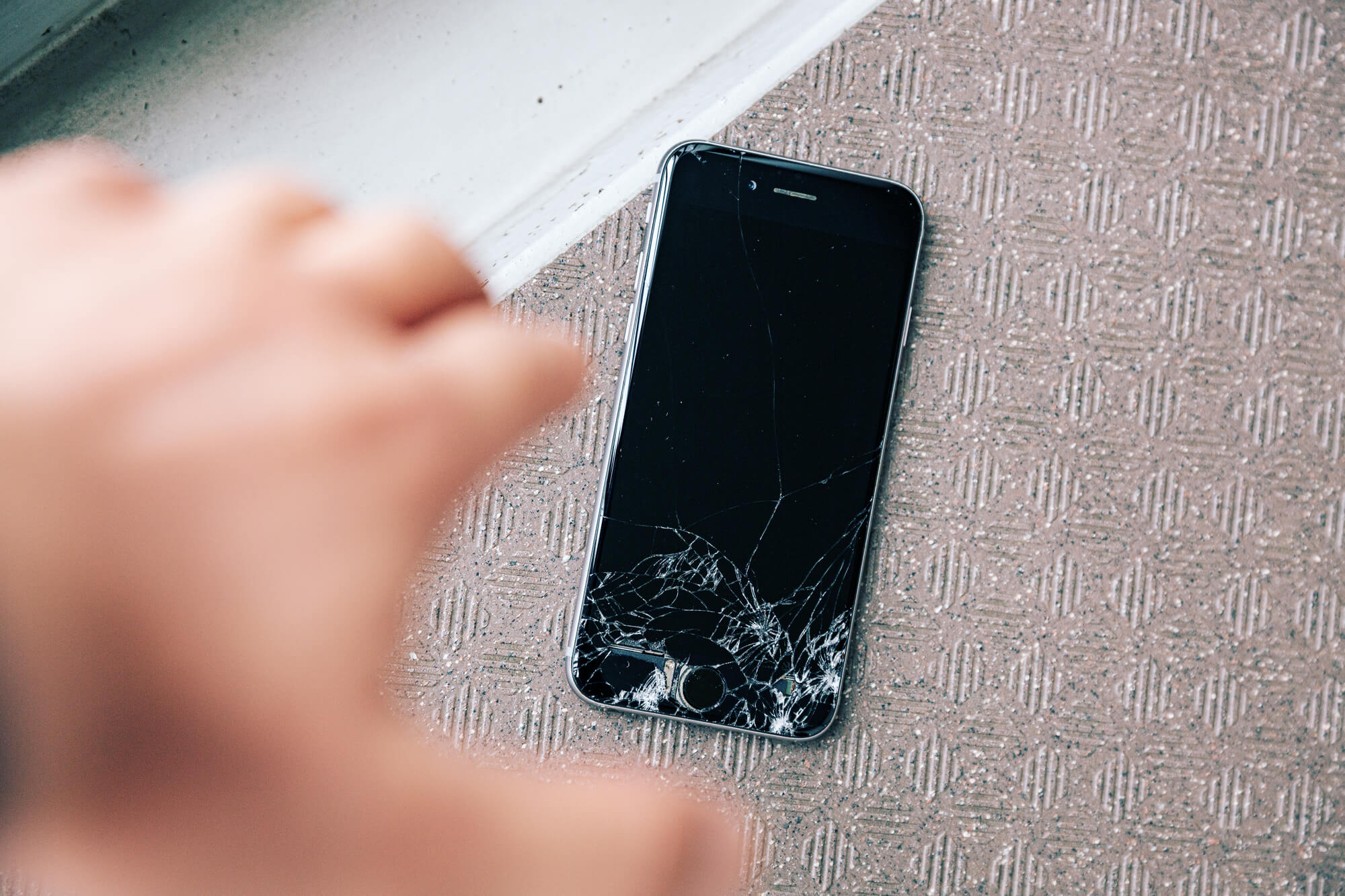 スマホの画面が割れてしまった！ひび割れ修理の費用相場や応急処置についてゴーリペア