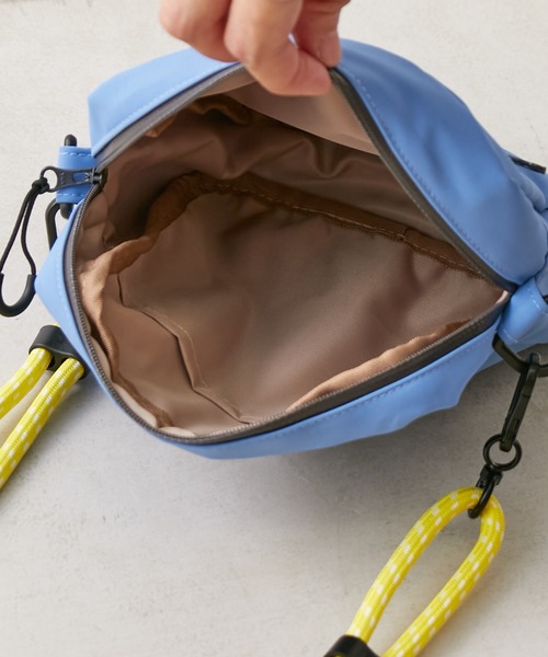 牛革サコッシュ。 紐はパラコードを使用しています。 こんな組み合わせもあっていいのかなと。女性はもちろん、男性にもお使いいただけるデザインに仕上げました。 後側にはポケットを。 革がしっとりしていて、とてもいいあじが出てきそうです。レザークラフト革
