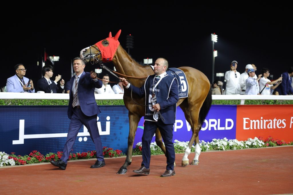 10 月5日 日曜 、フランスのパリロンシャン競馬場で第 104 回凱旋門賞 G1:芝 2400 メートル が行われました。 M.バルザローナ騎手騎乗のダリズ 牡3、仏・F.グラファール厩舎 が優勝。勝ちタイムは2分29秒17 芝：重 。アタマ差の2着にミニーホーク 牝3、愛・A