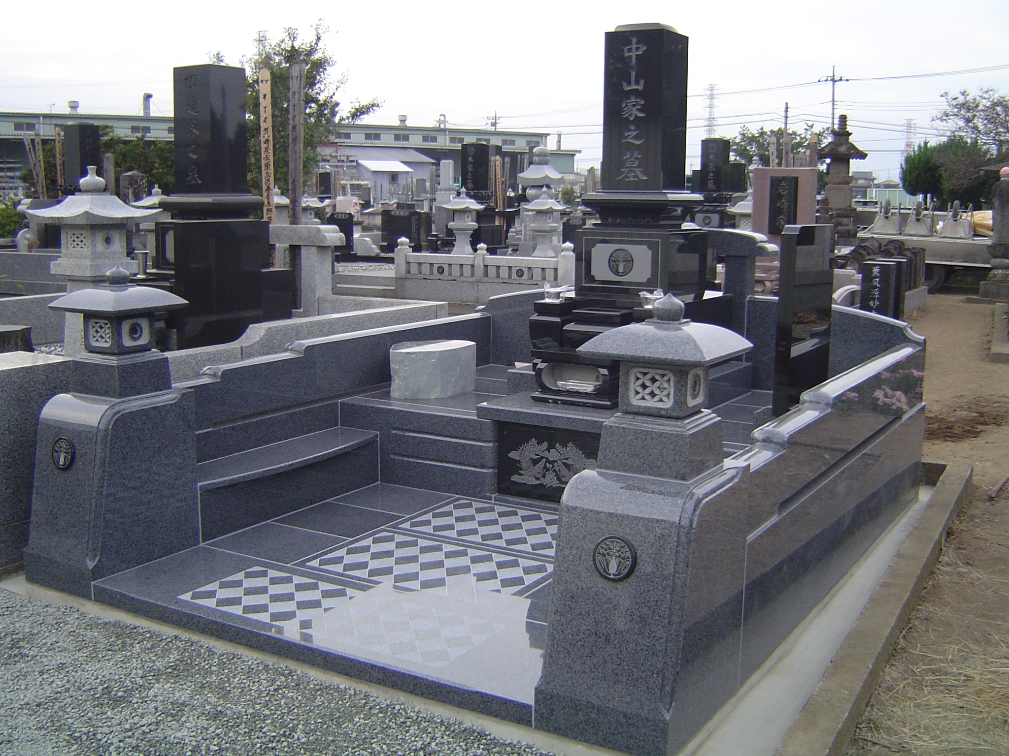 和式タイプのお墓デザイン墓石とモダンなお墓の伊藤家石材