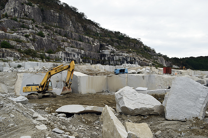 石材別に墓石選びの専門家が解説！ 墓石として最もスタンダードな、稲田石の価格と特徴
