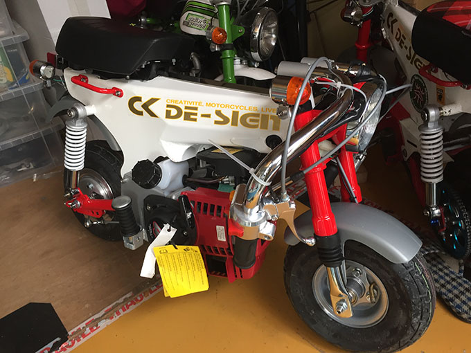 CKデザインの超ミニバイク、25ccエンジンを2連装した50ccタンデムツイン「仔猿50TT」が開発中！モーサイ